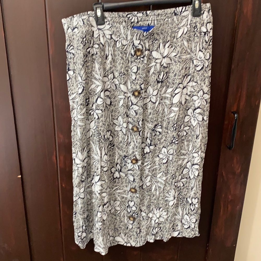 Floral black and white skirt